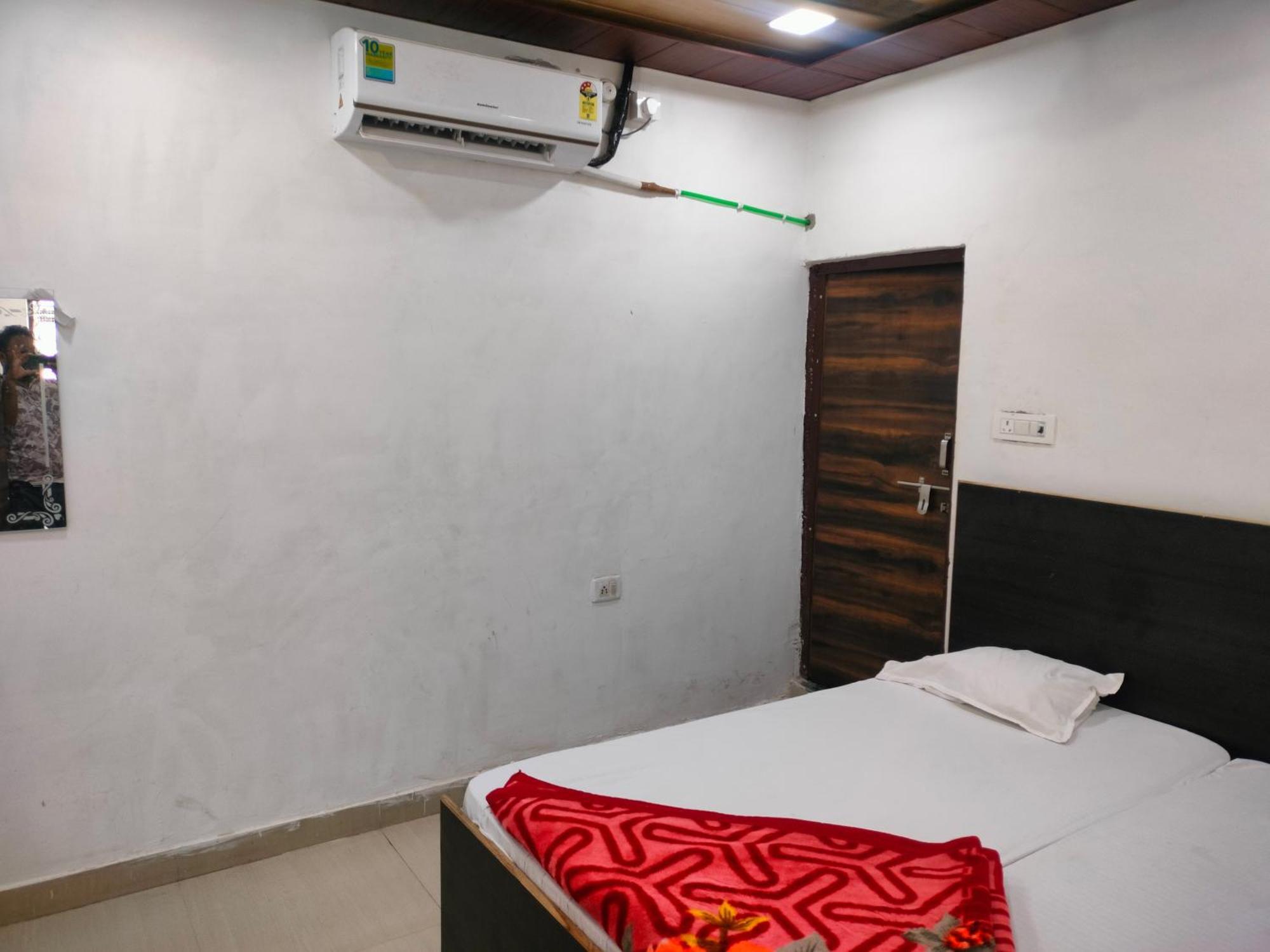 R G Sewa Sadan Hotel Mathura Exterior photo